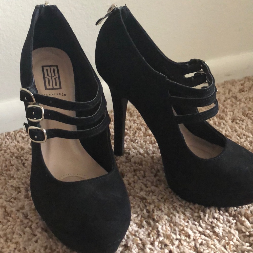 Black pumps